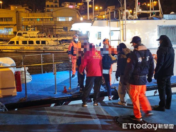 ▲▼北竿鄉親疑似中風，海巡晚間馳援後送             。（圖／記者林名揚翻攝）