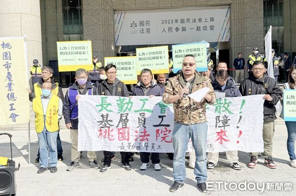 ▲桃勤產總、桃勤工會與長榮工會基層員工代表今天上午到桃園地院前陳情，長榮航勤工會基層員工發言說明。（圖／記者沈繼昌攝）