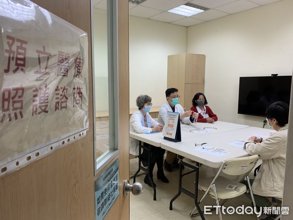 ▲▼目前全國有9.3萬人完成「預立醫療決定意願註記」，但整體簽署率仍不足1%。（圖／門諾醫院提供，下同）