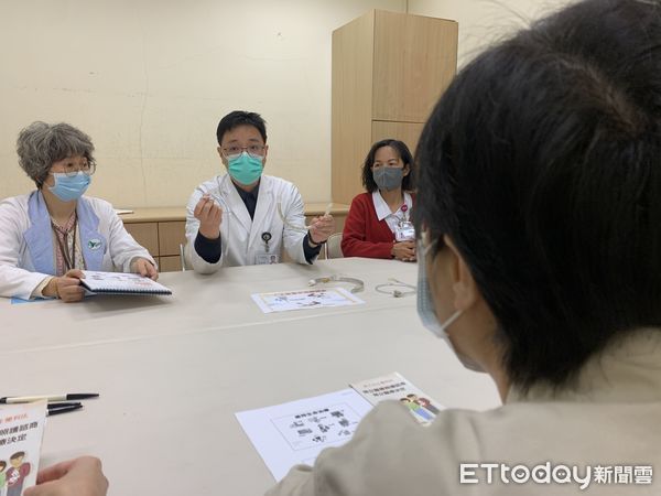 ▲▼目前全國有9.3萬人完成「預立醫療決定意願註記」，但整體簽署率仍不足1%。（圖／門諾醫院提供，下同）