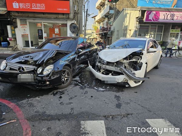 ▲▼    彰化賓士車與轎車路口對撞         。（圖／記者唐詠絮翻攝）