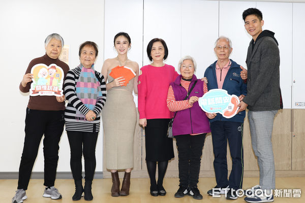 ▲▼ 「蔡允潔」懷孕後 擔任紅心字會敬老公益大使-合照。（圖／記者黃克翔攝）