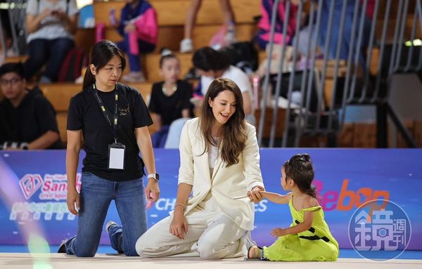 瑞莎小女兒也躍躍欲試希望能練習韻律體操。（瑞莎提供）