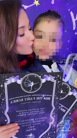 瑞莎八歲的女兒Nika首場海外比賽就在韓國奪冠。（瑞莎提供）