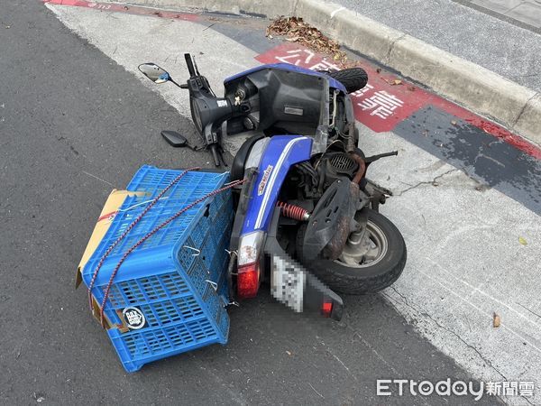 ▲一名男子疑似自撞分隔島，送醫不治            。（圖／記者吳奕靖翻攝）