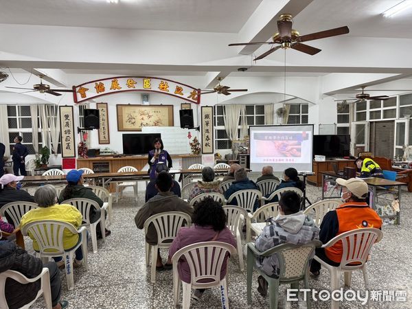 ▲▼   布警治安座談會前進九江社區，議員代表出席持  。（圖／布袋分局提供）