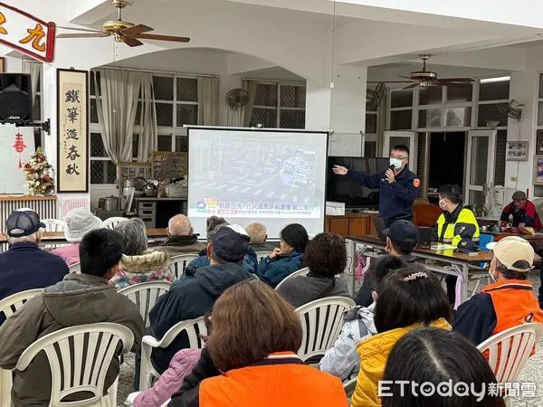 ▲▼   布警治安座談會前進九江社區，議員代表出席持  。（圖／布袋分局提供）