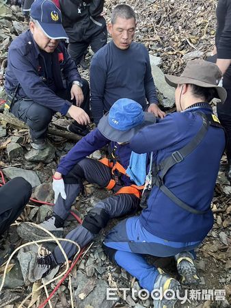 ▲屏東縣政府消防局及潮州警方人員棚集山救援             。（圖／記者陳崑福翻攝）