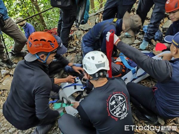 ▲屏東縣政府消防局及潮州警方人員棚集山救援             。（圖／記者陳崑福翻攝）