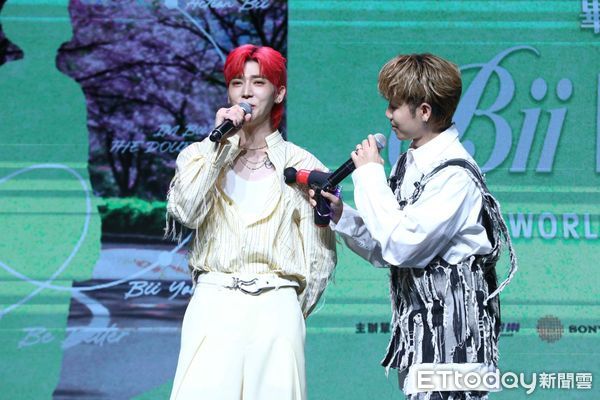 ▲Bii畢書盡巡迴演唱會記者會，鼓鼓送上筋膜槍。（圖／記者林敬旻攝）