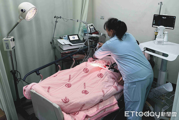 ▲水里急診救護站醫護人員透過鼻胃管順利引流出500ml空氣及胃內消化液。（圖／彰基醫院提供）