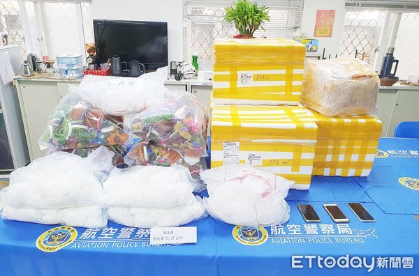 ▲航警局會同海關人員於去年11月查獲泰籍國失聯移工，涉嫌運毒第一級毒品海洛因25.27公斤，圖為航警局查獲大量毒品證物。（圖／記者沈繼昌翻攝）