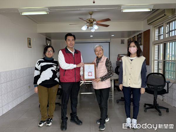 ▲台南熱心企業億霖企業公司，捐贈100只住宅用火災警報器予消防局第一大隊，提供台南市弱勢族群及火災高風險住宅場所裝設，提升居家防火安全。（圖／記者林東良翻攝，下同）