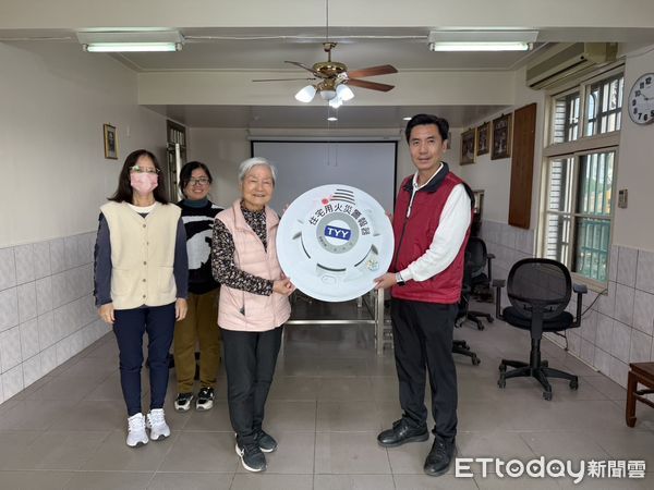 ▲台南熱心企業億霖企業公司，捐贈100只住宅用火災警報器予消防局第一大隊，提供台南市弱勢族群及火災高風險住宅場所裝設，提升居家防火安全。（圖／記者林東良翻攝，下同）