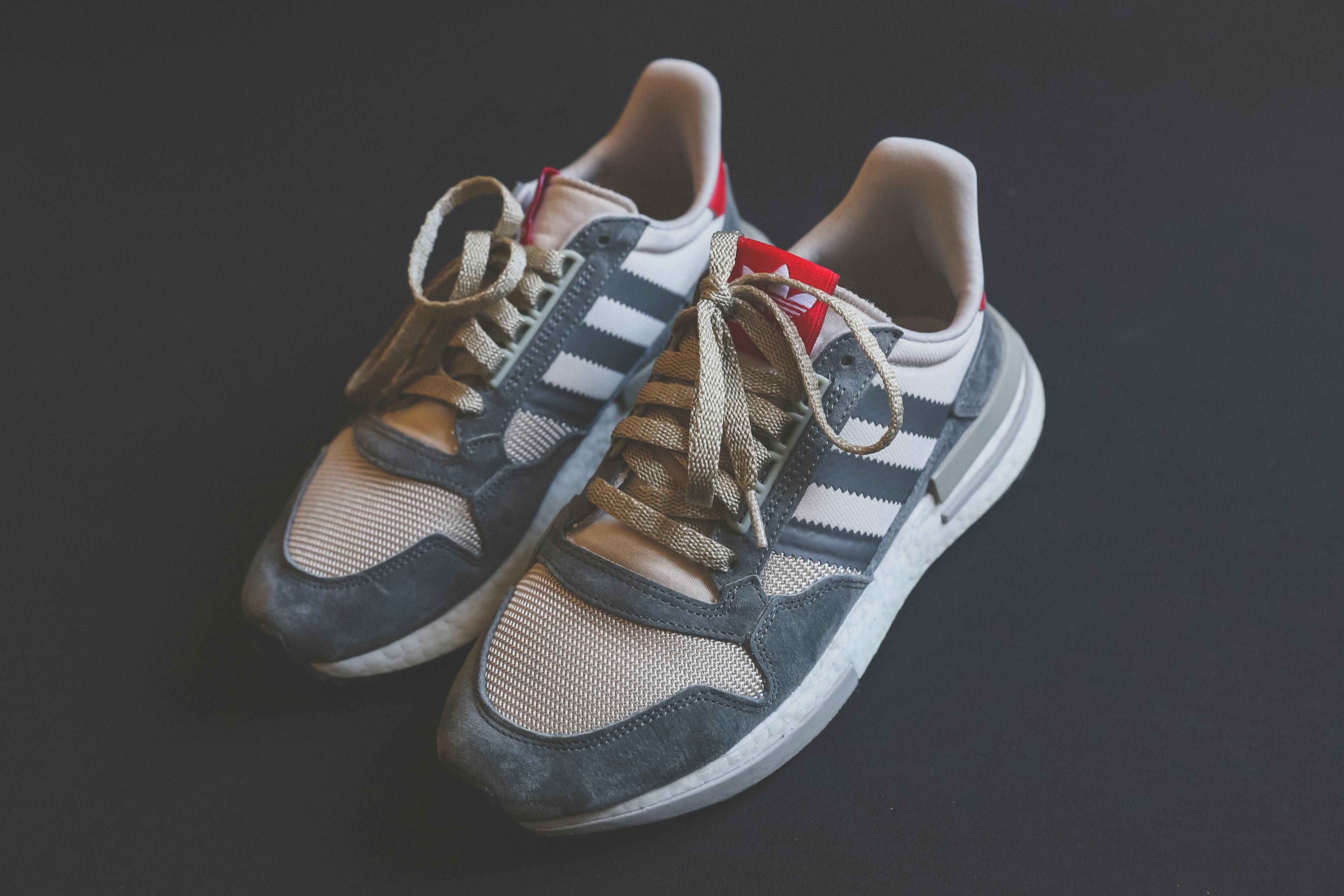 ▲▼鞋子,流行,時尚,靴子,復古,金屬,登山,芭蕾舞鞋。（圖／取自免費圖庫pexels）