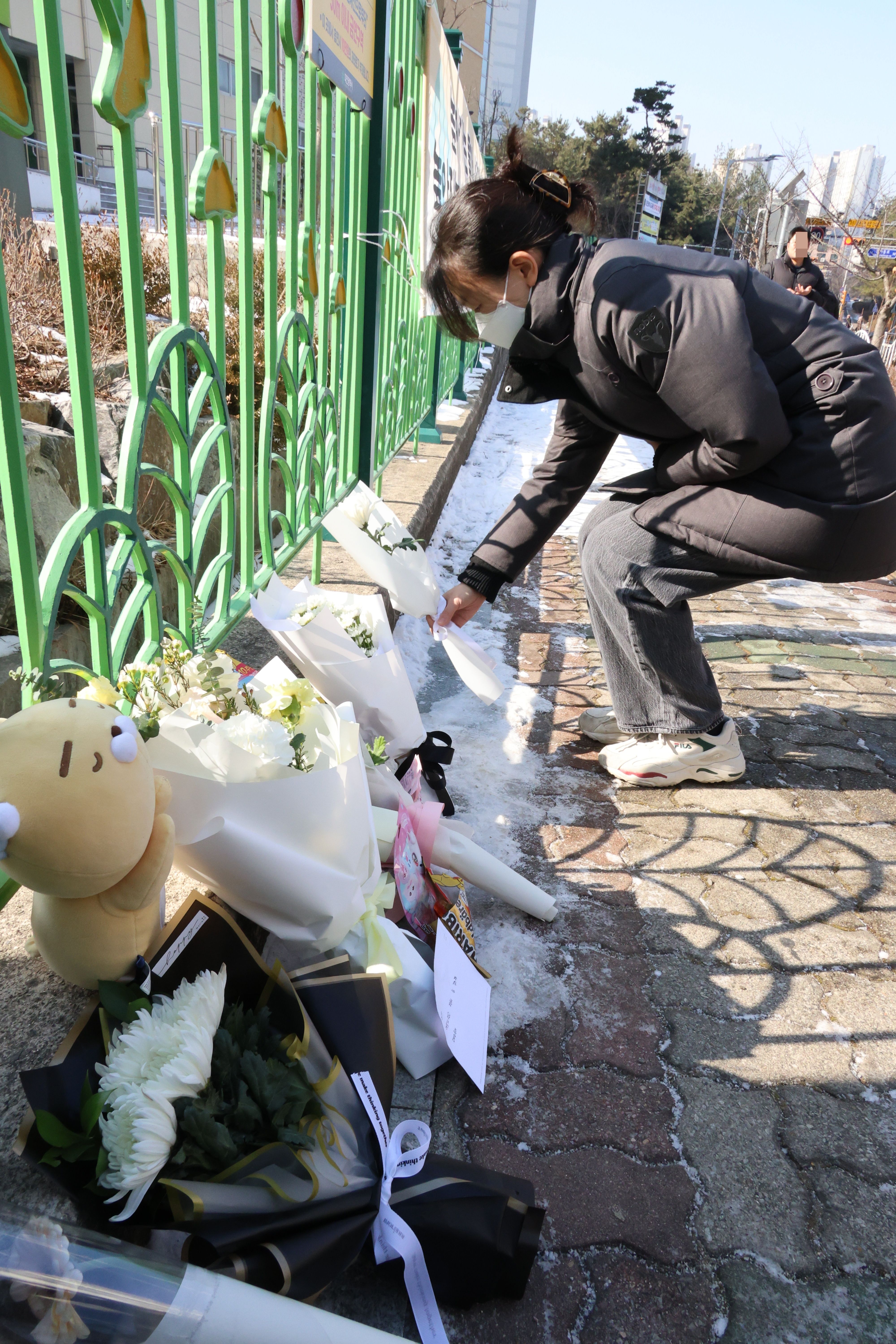 ▲▼  南韓大田8歲女童遭女老師殺害，民眾在校門口留下玩偶、鮮花哀悼。有人留言寫下，「孩子，別再痛苦，安心闔眼吧，對不起。」（圖／達志影像／newscom）