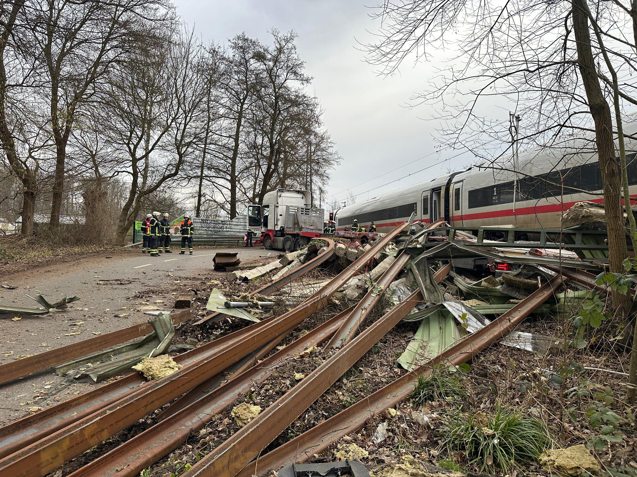 ▲▼德國城際列車與卡車相撞。（圖／翻攝X）