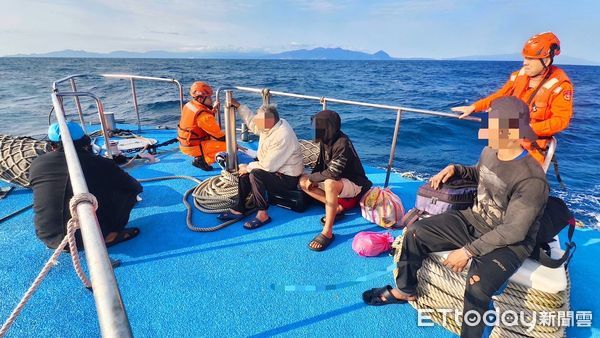 ▲鼻頭角外海漁船失去動力恐沉沒。（圖／記者郭世賢翻攝）