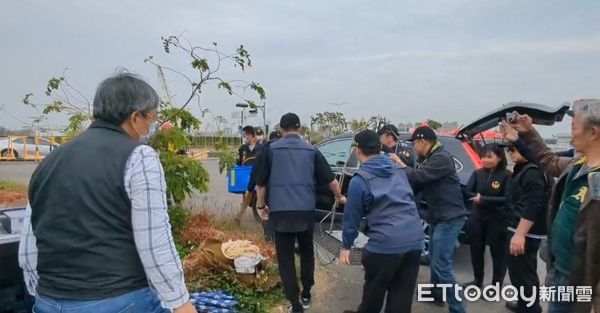 ▲高雄碎屍案，警方持續打撈屍塊中。（圖／記者吳奕靖翻攝，下同）
