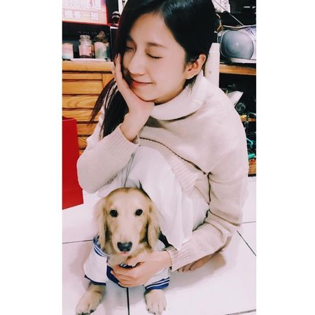 ▲蔡黃汝以往不時會在社群分享愛犬的互動。（圖／翻攝自Facebook／蔡黃汝）