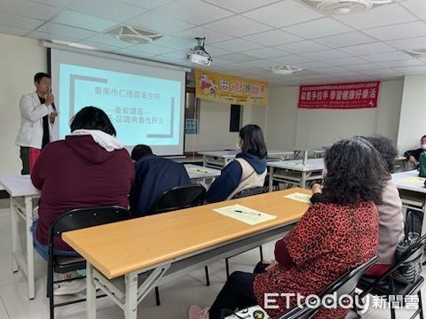 ▲台南市仁德區衛生所攜在地樂活全齡綜合診所，合辦「小心肝-認識病毒性肝炎」衛教講座，由沈子翔院長主講。（圖／記者林東良翻攝，下同）