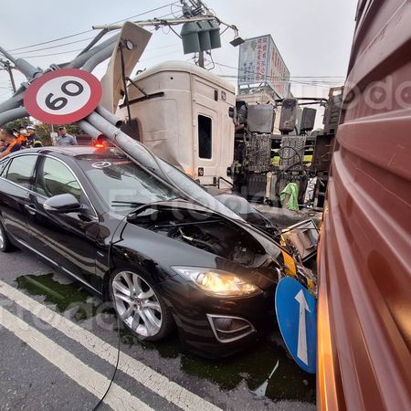 ▲高雄88快速道路的大寮交流道發生聯結車翻覆            。（圖／民眾提供）