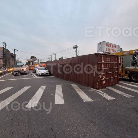 ▲高雄88快速道路的大寮交流道發生聯結車翻覆            。（圖／民眾提供）