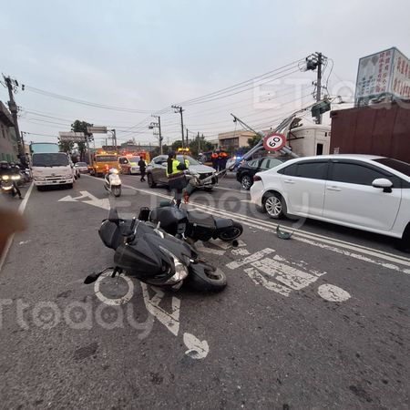 ▲高雄88快速道路的大寮交流道發生聯結車翻覆            。（圖／民眾提供）