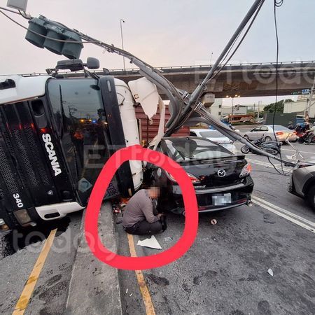 ▲高雄88快速道路的大寮交流道發生聯結車翻覆            。（圖／民眾提供）