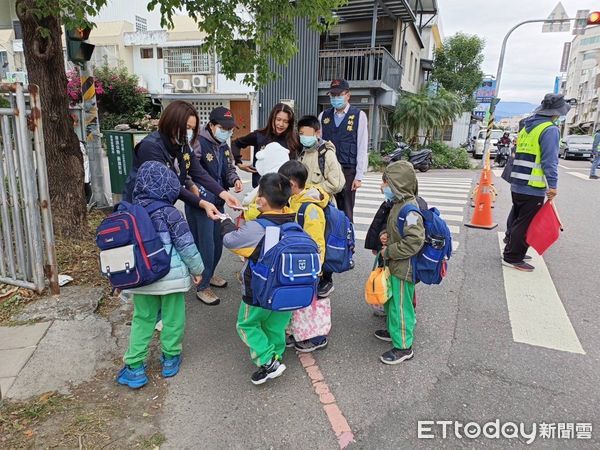 ▲警方開學當天啟動護童勤務。（圖／記者楊漢聲翻攝）