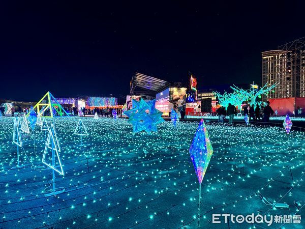 ▲2025台灣燈會在桃園，A18高鐵桃園站主燈「無限樂園」今晚7點試燈，明（12日）起正式開幕。（圖／記者彭懷玉攝）