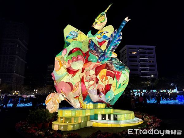 ▲2025台灣燈會在桃園，A18高鐵桃園站主燈「無限樂園」今晚7點試燈，明（12日）起正式開幕。（圖／記者彭懷玉攝）