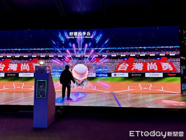 ▲2025台灣燈會在桃園，A18高鐵桃園站主燈「無限樂園」今晚7點試燈，明（12日）起正式開幕。（圖／記者彭懷玉攝）