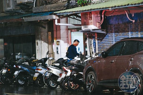 2024.12.23 19:54 徐宏民（圖）停好車後，也熟門熟路地上樓進入高女住處。 