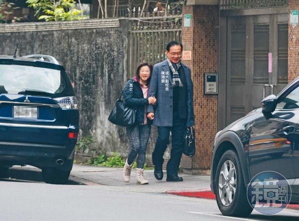 2025.01.17 13:51 成大副校長陳鴻震（右）到高姓女子（左）住處過夜，隔天一起出門，互動親密。 