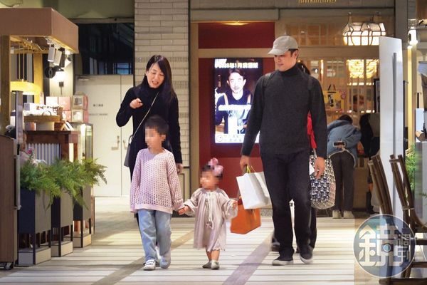 【明道爸氣全開】返台3週陪妻小逛大街　老婆免開口「明道自動付錢拎戰利品」