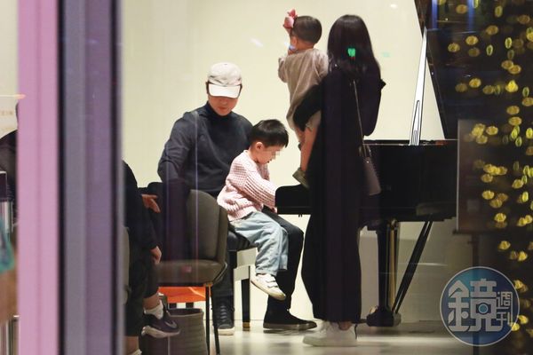 【明道爸氣全開】返台3週陪妻小逛大街　老婆免開口「明道自動付錢拎戰利品」