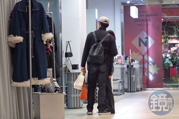 【明道爸氣全開】返台3週陪妻小逛大街　老婆免開口「明道自動付錢拎戰利品」