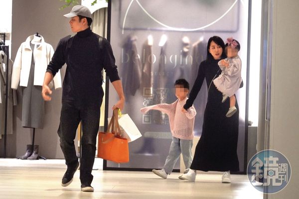 【明道爸氣全開】返台3週陪妻小逛大街　老婆免開口「明道自動付錢拎戰利品」
