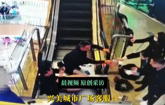 男童跌倒，結果手指插到電梯階板內斷掉。（圖／翻攝自微博）