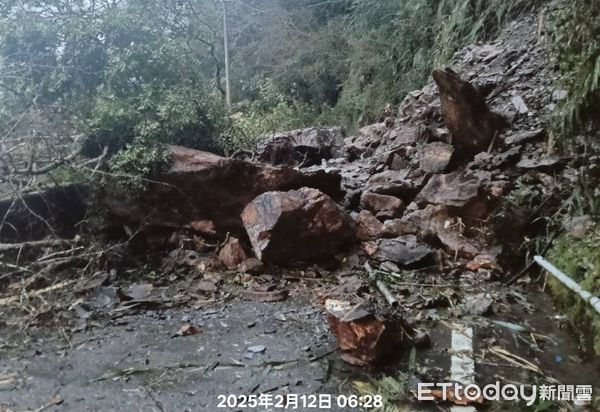 ▲▼     南橫台東栗園段坍方雙向阻斷        。（圖／關山工務段提供）