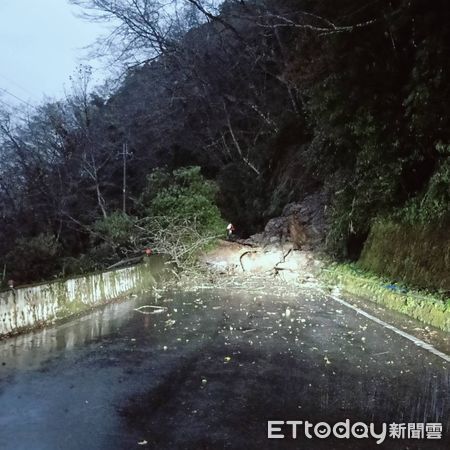 ▲▼     南橫台東栗園段坍方雙向阻斷        。（圖／關山工務段提供）