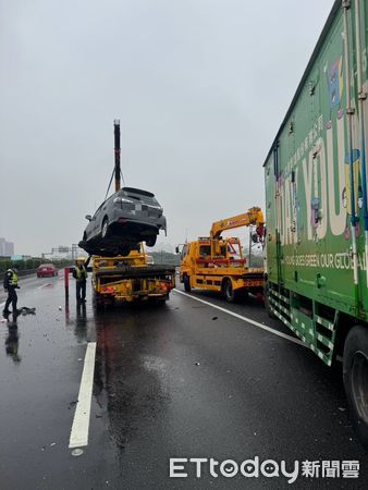 ▲國道1號南下320K公里台南路段，12日上午7時47分許，發生大貨車與2部小客車車禍事故，造成2人受傷送醫。（圖／民眾提供，下同）