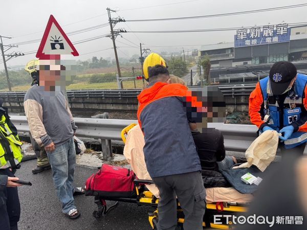 ▲國道1號南下320K公里台南路段，12日上午7時47分許，發生大貨車與2部小客車車禍事故，造成2人受傷送醫。（圖／民眾提供，下同）