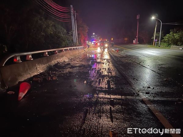 ▲▼             花蓮貨車載運的鞭炮意外被菸蒂引燃，眾人連忙丟出車外。（圖／記者楊漢聲翻攝，下同）