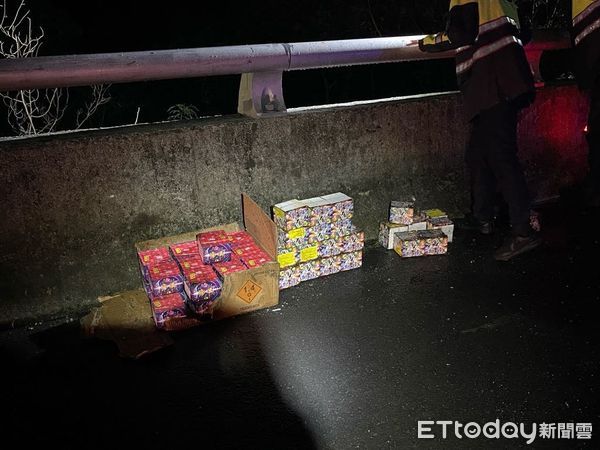 ▲▼             花蓮貨車載運的鞭炮意外被菸蒂引燃，眾人連忙丟出車外。（圖／記者楊漢聲翻攝，下同）