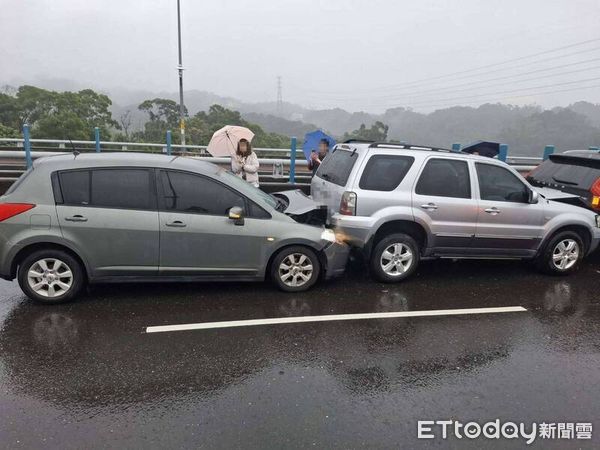 ▲彰化東外環道路發生3起共15輛車連環撞。（圖／警方提供）