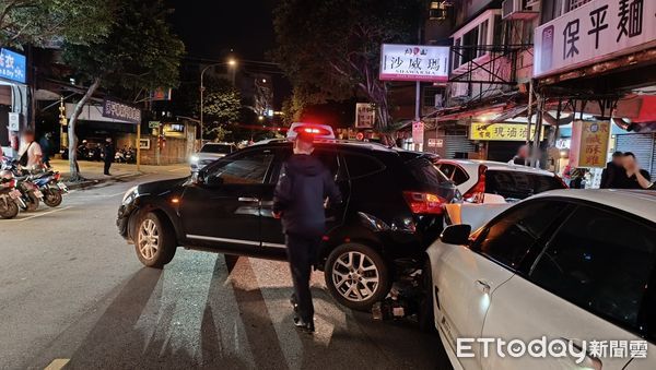 ▲▼新北市永和區車禍，19歲無照男開BMW上路追撞前車。（圖／記者陳以昇翻攝，下同）