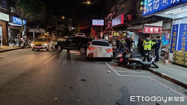 ▲▼新北市永和區車禍，19歲無照男開BMW上路追撞前車。（圖／記者陳以昇翻攝，下同）