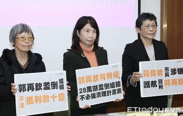 ▲▼陳昭姿 監督施政聯盟召集人陳椒華 等人召開 學甲濫倒爐碴迄今逾28萬噸未清 黃偉哲市長涉嫌圖利護航 放任郭再欽遲遲未提清理計畫書 記者會。（圖／記者屠惠剛攝）